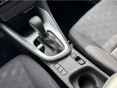 BIAŁY HATCHBACK TOYOTA YARIS z 2025 r., HYBRYDA/BENZYNA, skrzynia biegów AUTOMATYCZNA 116KM, zdjęcie 9 z 19