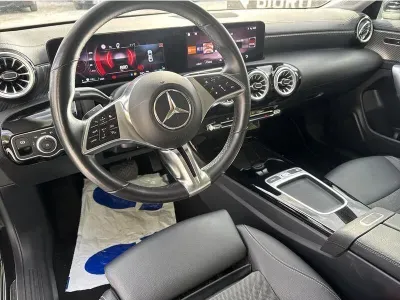 CZARNY SEDAN MERCEDES CLASE CLA z 2023 r., BENZYNA, skrzynia biegów AUTOMATYCZNA 136KM, zdjęcie 13 z 18