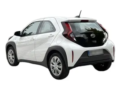 BIAŁY SUV TOYOTA AYGO X z 2022 r., BENZYNA, skrzynia biegów AUTOMATYCZNA 72KM, zdjęcie 3 z 19