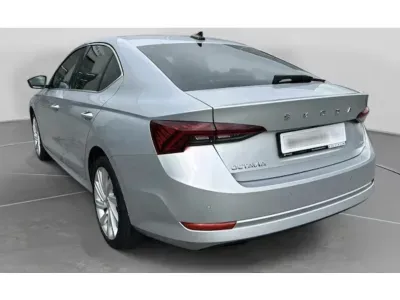 SREBRNY HATCHBACK SKODA OCTAVIA IV z 2022 r., BENZYNA, skrzynia biegów AUTOMATYCZNA 200KM, zdjęcie 6 z 10