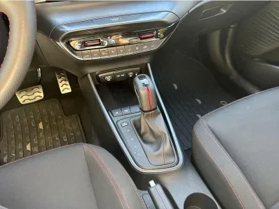 CZERWONY HATCHBACK HYUNDAI I20 z 2025 r., BENZYNA, skrzynia biegów AUTOMATYCZNA 101KM, zdjęcie 9 z 19