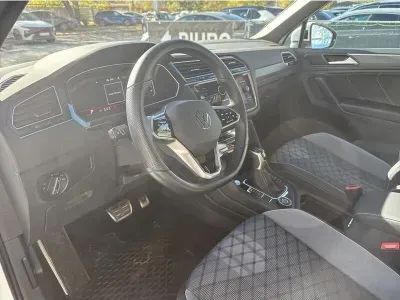 BIAŁY SUV VOLKSWAGEN TIGUAN z 2022 r., DIESEL, skrzynia biegów AUTOMATYCZNA 200KM, zdjęcie 13 z 19