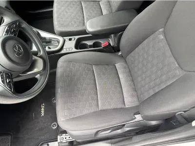 BIAŁY HATCHBACK TOYOTA YARIS z 2024 r., HYBRYDA/BENZYNA, skrzynia biegów AUTOMATYCZNA 116KM, zdjęcie 6 z 17