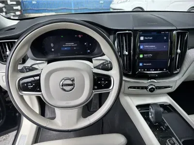 CZARNY SUV VOLVO XC60 z 2023 r., BENZYNA, skrzynia biegów AUTOMATYCZNA 300KM, zdjęcie 3 z 19