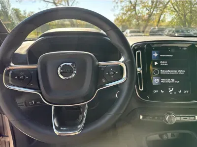 SREBRNY SUV VOLVO XC40 z 2023 r., HYBRYDA/BENZYNA, skrzynia biegów AUTOMATYCZNA 211KM, zdjęcie 10 z 19