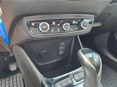 SREBRNY SUV OPEL CROSSLAND X z 2022 r., BENZYNA, skrzynia biegów AUTOMATYCZNA 130KM, zdjęcie 12 z 19
