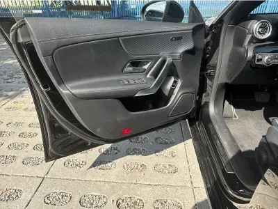 CZARNY SEDAN MERCEDES CLASE CLA z 2023 r., BENZYNA, skrzynia biegów AUTOMATYCZNA 150KM, zdjęcie 3 z 19
