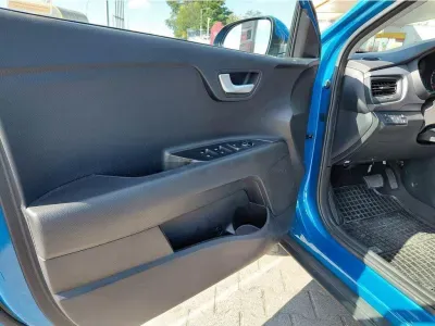 NIEBIESKI SUV KIA STONIC z 2023 r., BENZYNA, skrzynia biegów MANUALNA 75KM, zdjęcie 20 z 24