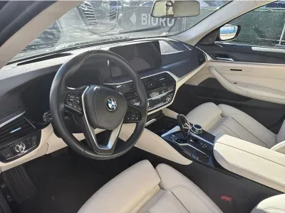 CZARNY SEDAN BMW SERIE 5 z 2022 r., BENZYNA, skrzynia biegów AUTOMATYCZNA 252KM, zdjęcie 17 z 19