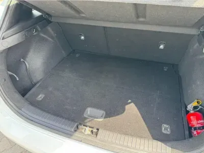 BIAŁY HATCHBACK KIA CEED z 2023 r., BENZYNA, skrzynia biegów AUTOMATYCZNA 118KM, zdjęcie 19 z 19