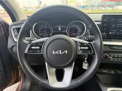 BRĄZOWY KOMBI KIA CEED z 2022 r., BENZYNA, skrzynia biegów MANUALNA 118KM, zdjęcie 20 z 28