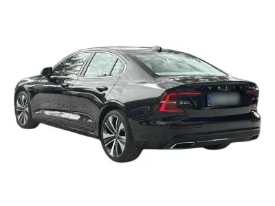 CZARNY SEDAN VOLVO S60 z 2022 r., BENZYNA, skrzynia biegów AUTOMATYCZNA 197KM, zdjęcie 14 z 17