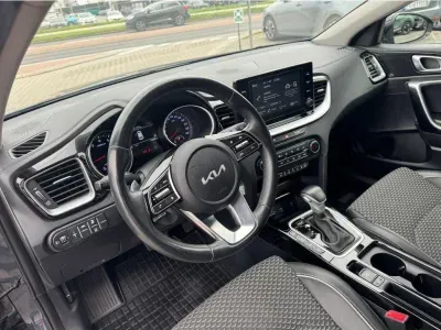 SZARY KOMBI KIA CEED z 2022 r., BENZYNA, skrzynia biegów AUTOMATYCZNA 118KM, zdjęcie 16 z 20