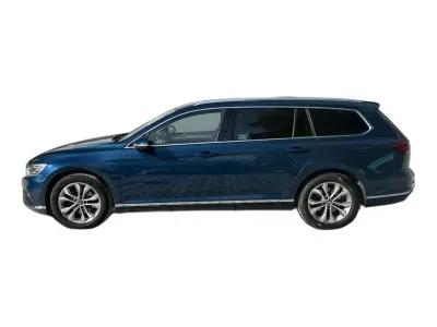 NIEBIESKI KOMBI VOLKSWAGEN PASSAT z 2022 r., BENZYNA, skrzynia biegów AUTOMATYCZNA 150KM, zdjęcie 4 z 19