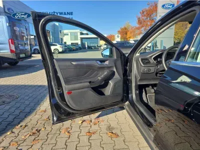 CZARNY HATCHBACK FORD FOCUS z 2023 r., BENZYNA, skrzynia biegów MANUALNA 92KM, zdjęcie 21 z 29