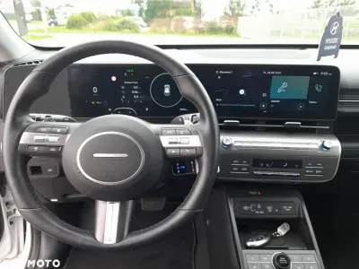 BIAŁY SUV HYUNDAI KONA z 2023 r., BENZYNA, skrzynia biegów AUTOMATYCZNA 199KM, zdjęcie 4 z 14