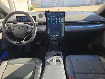 POMARAŃCZOWY SUV FORD MUSTANG MACH-E z 2022 r., ELEKTRYCZNY, skrzynia biegów AUTOMATYCZNA 358KM, zdjęcie 3 z 29