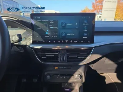 CZARNY HATCHBACK FORD FOCUS z 2023 r., BENZYNA, skrzynia biegów MANUALNA 92KM, zdjęcie 4 z 29