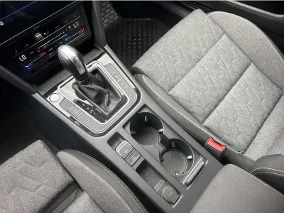 SREBRNY KOMBI VOLKSWAGEN PASSAT z 2023 r., BENZYNA, skrzynia biegów AUTOMATYCZNA 150KM, zdjęcie 9 z 19