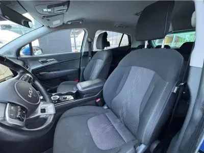NIEBIESKI SUV KIA SPORTAGE z 2023 r., BENZYNA, skrzynia biegów AUTOMATYCZNA 110KM, zdjęcie 20 z 23