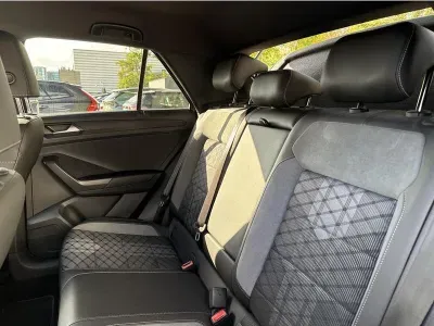 NIEBIESKI SUV VOLKSWAGEN T-ROC z 2022 r., BENZYNA, skrzynia biegów AUTOMATYCZNA 150KM, zdjęcie 14 z 19