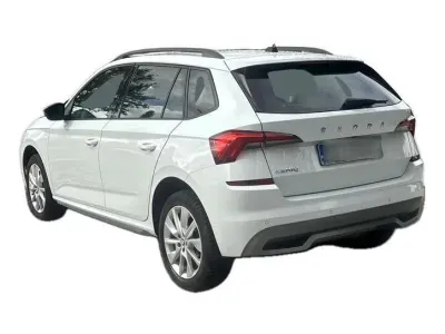 BIAŁY SUV SKODA KAMIQ z 2022 r., BENZYNA, skrzynia biegów AUTOMATYCZNA 110KM, zdjęcie 13 z 17