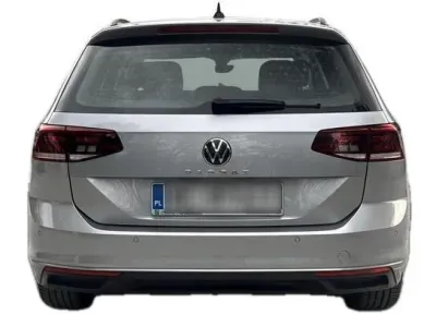 SREBRNY KOMBI VOLKSWAGEN PASSAT z 2023 r., BENZYNA, skrzynia biegów AUTOMATYCZNA 150KM, zdjęcie 12 z 19