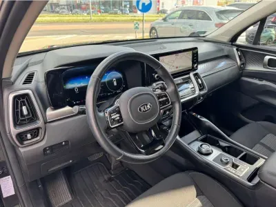 SZARY SUV KIA SORENTO z 2021 r., HYBRYDA/BENZYNA, skrzynia biegów AUTOMATYCZNA 169KM, zdjęcie 12 z 24