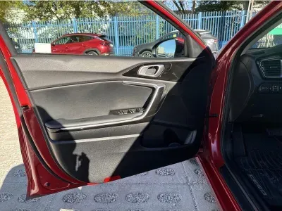 CZERWONY HATCHBACK KIA CEED z 2024 r., BENZYNA, skrzynia biegów AUTOMATYCZNA 140KM, zdjęcie 14 z 19