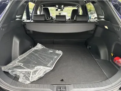 NIEBIESKI SUV TOYOTA RAV4 z 2023 r., HYBRYDA/BENZYNA, skrzynia biegów AUTOMATYCZNA 218KM, zdjęcie 12 z 19