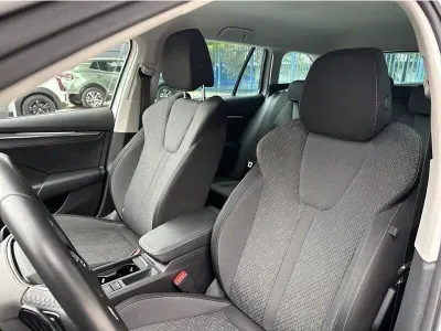 BIAŁY KOMBI SKODA OCTAVIA z 2023 r., BENZYNA, skrzynia biegów AUTOMATYCZNA 150KM, zdjęcie 16 z 19