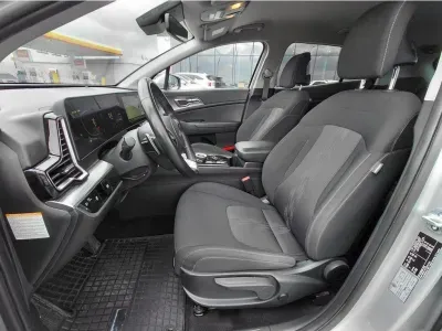 SREBRNY SUV KIA SPORTAGE z 2023 r., BENZYNA, skrzynia biegów AUTOMATYCZNA 110KM, zdjęcie 12 z 25