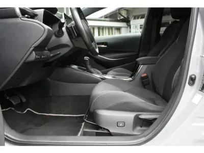 SZARY KOMBI TOYOTA COROLLA z 2021 r., HYBRYDA/BENZYNA, skrzynia biegów AUTOMATYCZNA 184KM, zdjęcie 15 z 15