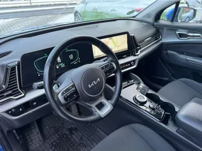 NIEBIESKI SUV KIA SPORTAGE z 2023 r., BENZYNA, skrzynia biegów AUTOMATYCZNA 110KM, zdjęcie 2 z 23