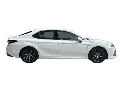 BIAŁY SEDAN TOYOTA CAMRY z 2022 r., HYBRYDA/BENZYNA, skrzynia biegów AUTOMATYCZNA 218KM, zdjęcie 8 z 18