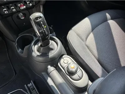 SZARY HATCHBACK MINI MINI z 2021 r., BENZYNA, skrzynia biegów AUTOMATYCZNA 102KM, zdjęcie 5 z 19