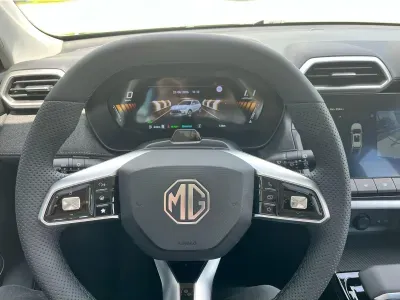 ZIELONY HATCHBACK MG ZS z 2026 r., HYBRYDA/BENZYNA, skrzynia biegów AUTOMATYCZNA 197KM, zdjęcie 16 z 18