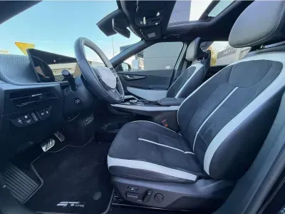 CZARNY SUV KIA EV6 z 2025 r., ELEKTRYCZNY, skrzynia biegów AUTOMATYCZNA 239KM, zdjęcie 30 z 38