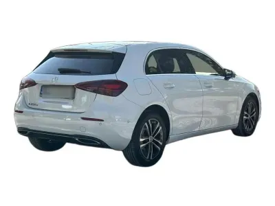 BIAŁY HATCHBACK MERCEDES CLASE A z 2023 r., HYBRYDA/BENZYNA, skrzynia biegów AUTOMATYCZNA 218KM, zdjęcie 18 z 19