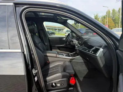 CZARNY SUV BMW X5 z 2024 r., DIESEL, skrzynia biegów AUTOMATYCZNA 340KM, zdjęcie 5 z 11