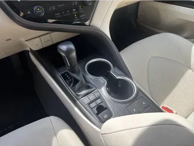 BIAŁY SEDAN TOYOTA CAMRY z 2022 r., HYBRYDA/BENZYNA, skrzynia biegów AUTOMATYCZNA 218KM, zdjęcie 4 z 18