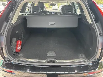 CZARNY SUV VOLVO XC60 z 2023 r., BENZYNA, skrzynia biegów AUTOMATYCZNA 197KM, zdjęcie 5 z 17