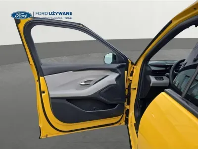 ŻÓŁTY HATCHBACK FORD CAPRI z 2025 r., ELEKTRYCZNY, skrzynia biegów AUTOMATYCZNA 210KM, zdjęcie 28 z 28