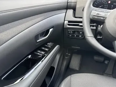 BIAŁY SUV HYUNDAI TUCSON z 2026 r., BENZYNA, skrzynia biegów AUTOMATYCZNA 150KM, zdjęcie 12 z 17