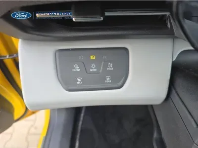ŻÓŁTY HATCHBACK FORD CAPRI z 2025 r., ELEKTRYCZNY, skrzynia biegów AUTOMATYCZNA 210KM, zdjęcie 11 z 28