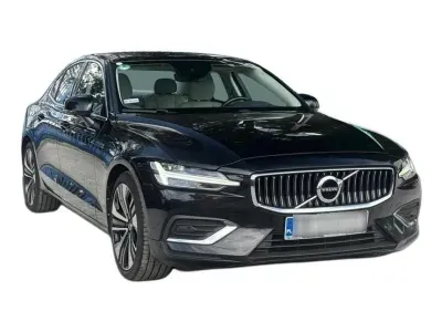 CZARNY SEDAN VOLVO S60 z 2022 r., BENZYNA, skrzynia biegów AUTOMATYCZNA 197KM, zdjęcie 2 z 17