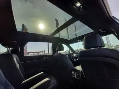 BIAŁY SUV KIA SORENTO z 2024 r., HYBRYDA/BENZYNA, skrzynia biegów AUTOMATYCZNA 159KM, zdjęcie 14 z 32