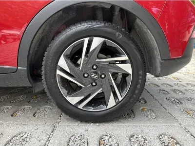 CZERWONY SUV HYUNDAI BAYON z 2023 r., BENZYNA, skrzynia biegów MANUALNA 101KM, zdjęcie 14 z 19