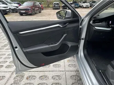 SREBRNY HATCHBACK SKODA OCTAVIA z 2022 r., BENZYNA, skrzynia biegów AUTOMATYCZNA 190KM, zdjęcie 3 z 19