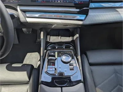 SZARY SEDAN BMW 520I z 2025 r., BENZYNA, skrzynia biegów AUTOMATYCZNA 184KM, zdjęcie 6 z 10